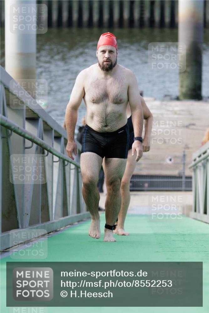 10.08.2025 - GEWOBA Citytriathlon Bremen H.Heesch http://msf.ph/oto/8552253 10.08.2025 10:27:54 Schwimmen 19, 95, 121, 415 meine-sportfotos.de