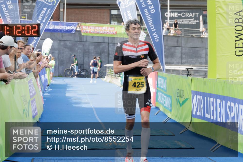 10.08.2025 - GEWOBA Citytriathlon Bremen H.Heesch http://msf.ph/oto/8552254 10.08.2025 11:15:43 Ziel 425 meine-sportfotos.de