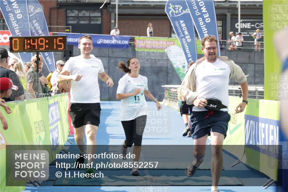 10.08.2025 - GEWOBA Citytriathlon Bremen H.Heesch http://msf.ph/oto/8552257 10.08.2025 11:52:57 Ziel 13 meine-sportfotos.de