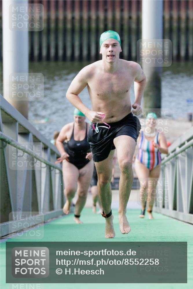 10.08.2025 - GEWOBA Citytriathlon Bremen H.Heesch http://msf.ph/oto/8552258 10.08.2025 10:28:04 Schwimmen 35, 47, 165, 211, 221 meine-sportfotos.de