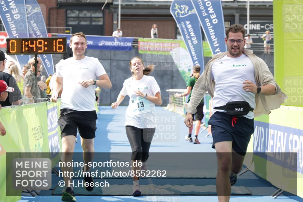 10.08.2025 - GEWOBA Citytriathlon Bremen H.Heesch http://msf.ph/oto/8552262 10.08.2025 11:52:57 Ziel 13 meine-sportfotos.de