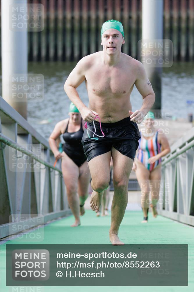 10.08.2025 - GEWOBA Citytriathlon Bremen H.Heesch http://msf.ph/oto/8552263 10.08.2025 10:28:05 Schwimmen 35, 47, 165, 211, 221 meine-sportfotos.de