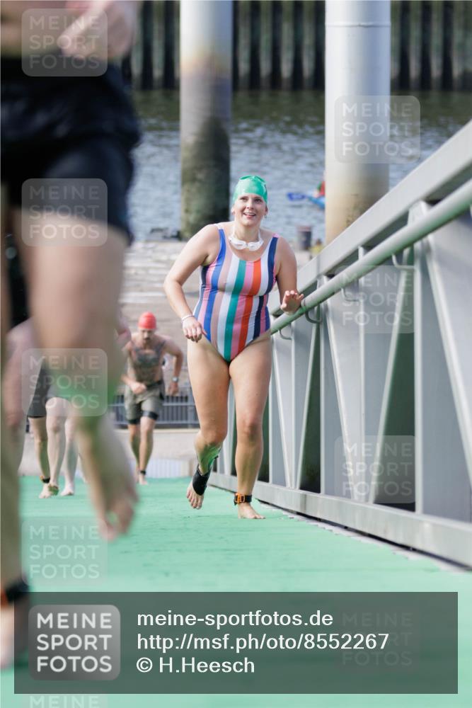 10.08.2025 - GEWOBA Citytriathlon Bremen H.Heesch http://msf.ph/oto/8552267 10.08.2025 10:28:06 Schwimmen 35, 47, 165, 211, 221 meine-sportfotos.de