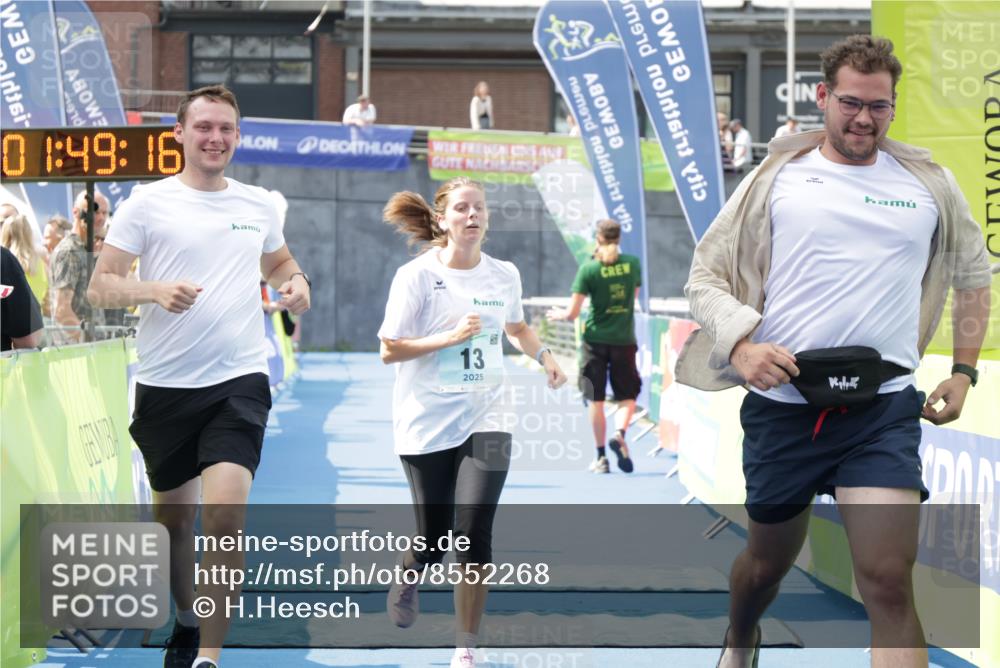 10.08.2025 - GEWOBA Citytriathlon Bremen H.Heesch http://msf.ph/oto/8552268 10.08.2025 11:52:58 Ziel 13 meine-sportfotos.de