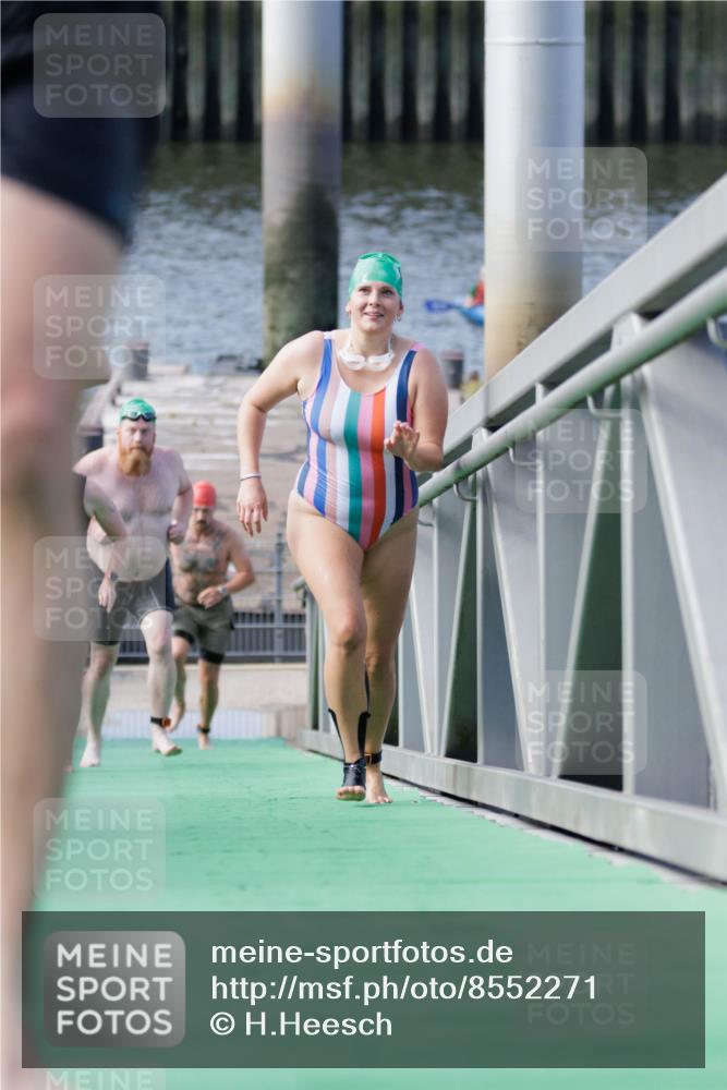 10.08.2025 - GEWOBA Citytriathlon Bremen H.Heesch http://msf.ph/oto/8552271 10.08.2025 10:28:06 Schwimmen 35, 47, 165, 211, 221 meine-sportfotos.de