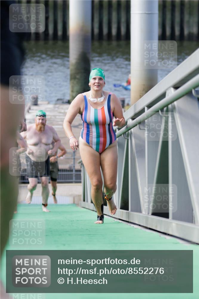 10.08.2025 - GEWOBA Citytriathlon Bremen H.Heesch http://msf.ph/oto/8552276 10.08.2025 10:28:06 Schwimmen 35, 47, 165, 211, 221 meine-sportfotos.de