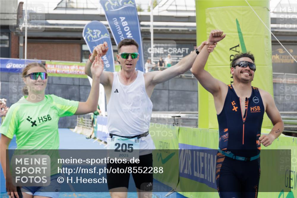 10.08.2025 - GEWOBA Citytriathlon Bremen H.Heesch http://msf.ph/oto/8552288 10.08.2025 11:16:01 Ziel 205 meine-sportfotos.de