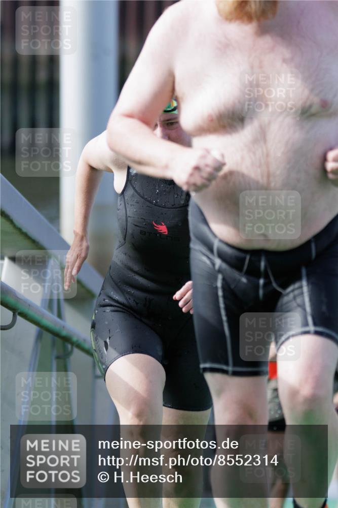 10.08.2025 - GEWOBA Citytriathlon Bremen H.Heesch http://msf.ph/oto/8552314 10.08.2025 10:28:12 Schwimmen 35, 47, 65, 165, 211, 221, 233, 237, 361 meine-sportfotos.de