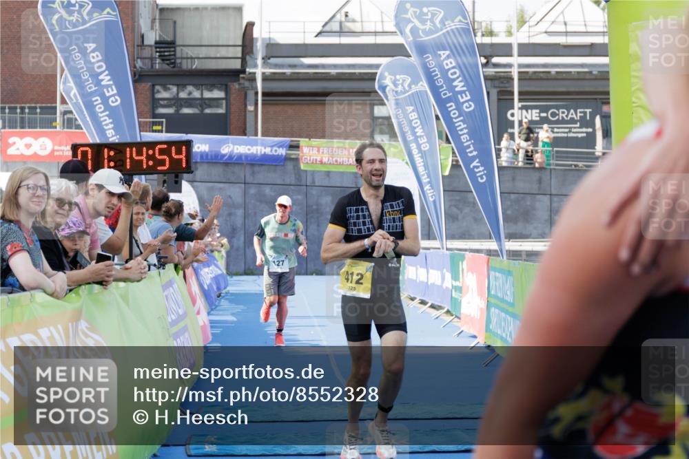 10.08.2025 - GEWOBA Citytriathlon Bremen H.Heesch http://msf.ph/oto/8552328 10.08.2025 11:18:36 Ziel 105, 127, 412 meine-sportfotos.de