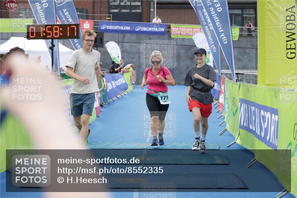 10.08.2025 - GEWOBA Citytriathlon Bremen H.Heesch http://msf.ph/oto/8552335 10.08.2025 12:01:59 Ziel 171 meine-sportfotos.de