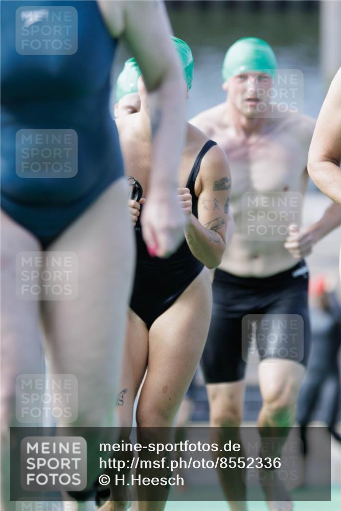 10.08.2025 - GEWOBA Citytriathlon Bremen H.Heesch http://msf.ph/oto/8552336 10.08.2025 10:28:20 Schwimmen 57, 65, 119, 215, 233, 237, 361, 410 meine-sportfotos.de