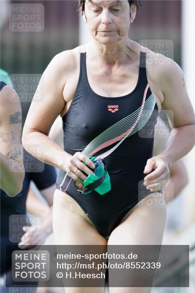 10.08.2025 - GEWOBA Citytriathlon Bremen H.Heesch http://msf.ph/oto/8552339 10.08.2025 10:28:21 Schwimmen 57, 65, 119, 215, 233, 237, 361, 410 meine-sportfotos.de