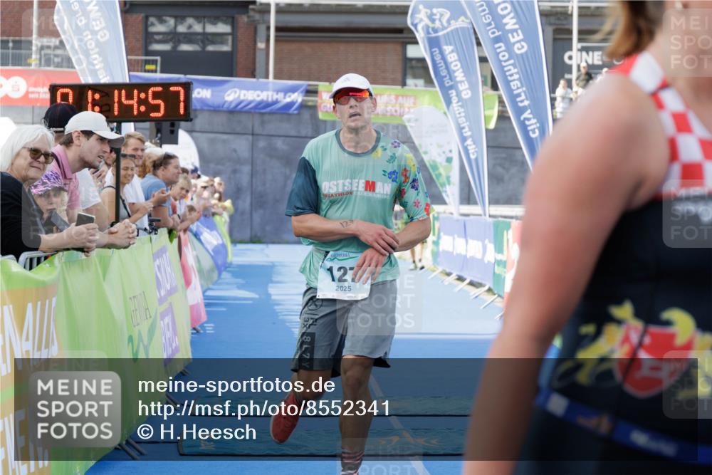 10.08.2025 - GEWOBA Citytriathlon Bremen H.Heesch http://msf.ph/oto/8552341 10.08.2025 11:18:39 Ziel 105, 127, 412 meine-sportfotos.de