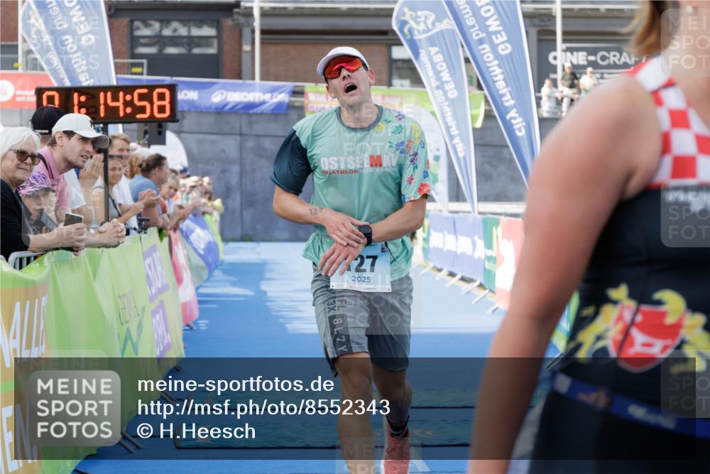 10.08.2025 - GEWOBA Citytriathlon Bremen H.Heesch http://msf.ph/oto/8552343 10.08.2025 11:18:39 Ziel 105, 127, 412 meine-sportfotos.de