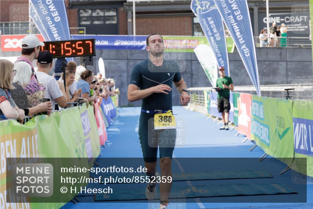 10.08.2025 - GEWOBA Citytriathlon Bremen H.Heesch http://msf.ph/oto/8552359 10.08.2025 11:19:39 Ziel 386 meine-sportfotos.de