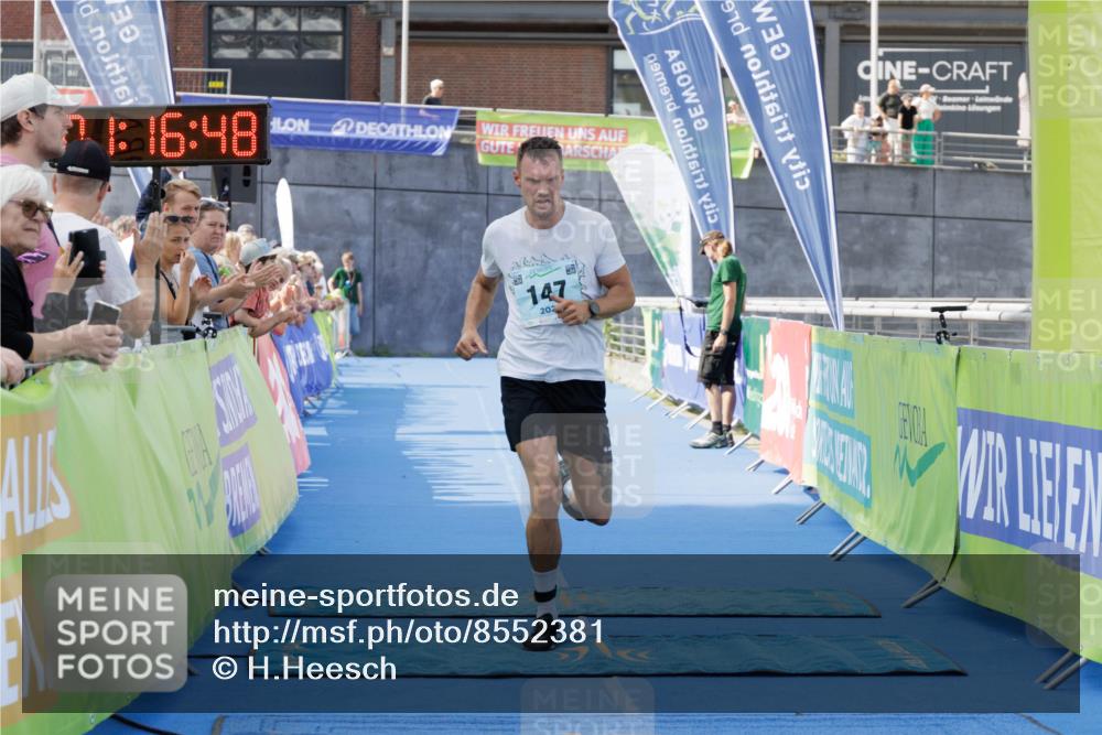 10.08.2025 - GEWOBA Citytriathlon Bremen H.Heesch http://msf.ph/oto/8552381 10.08.2025 11:20:29 Ziel 147 meine-sportfotos.de