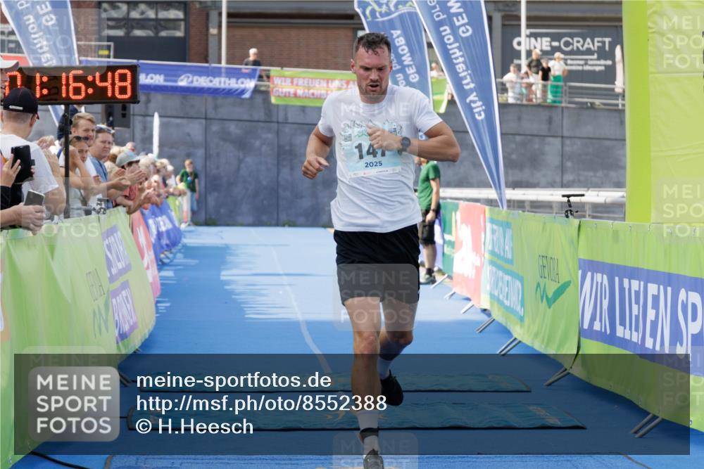 10.08.2025 - GEWOBA Citytriathlon Bremen H.Heesch http://msf.ph/oto/8552388 10.08.2025 11:20:30 Ziel 147 meine-sportfotos.de