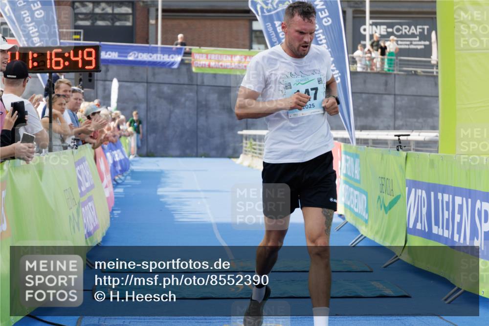 10.08.2025 - GEWOBA Citytriathlon Bremen H.Heesch http://msf.ph/oto/8552390 10.08.2025 11:20:30 Ziel 147 meine-sportfotos.de