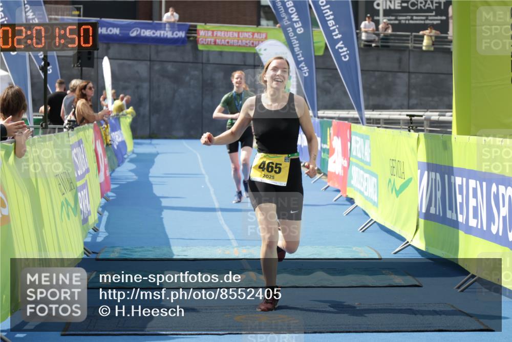 10.08.2025 - GEWOBA Citytriathlon Bremen H.Heesch http://msf.ph/oto/8552405 10.08.2025 12:05:31 Ziel 465 meine-sportfotos.de