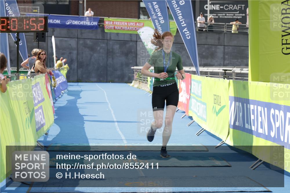 10.08.2025 - GEWOBA Citytriathlon Bremen H.Heesch http://msf.ph/oto/8552411 10.08.2025 12:05:34 Ziel 465 meine-sportfotos.de