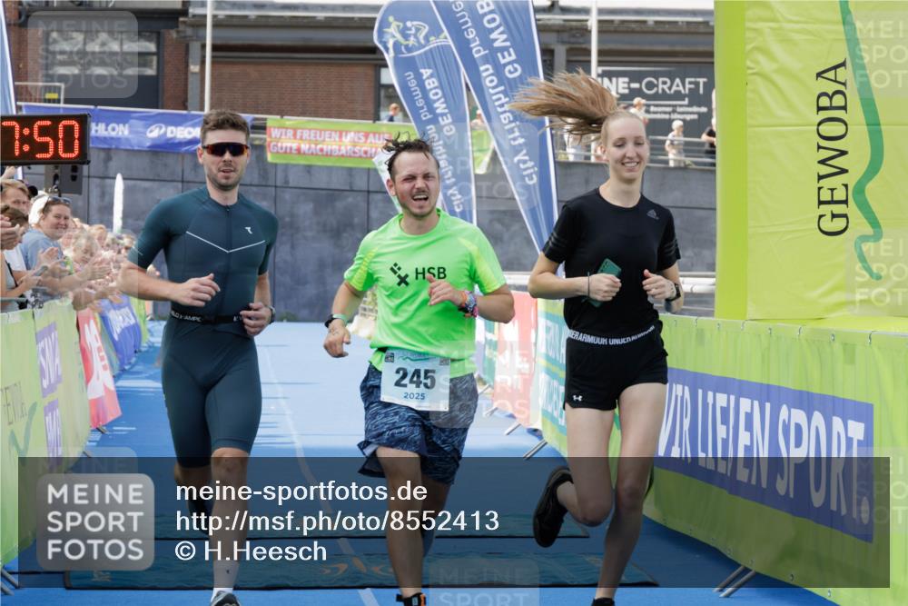 10.08.2025 - GEWOBA Citytriathlon Bremen H.Heesch http://msf.ph/oto/8552413 10.08.2025 11:21:31 Ziel 245 meine-sportfotos.de