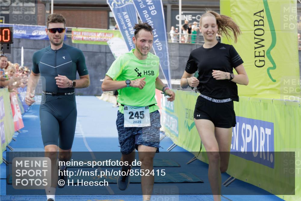 10.08.2025 - GEWOBA Citytriathlon Bremen H.Heesch http://msf.ph/oto/8552415 10.08.2025 11:21:31 Ziel 245 meine-sportfotos.de