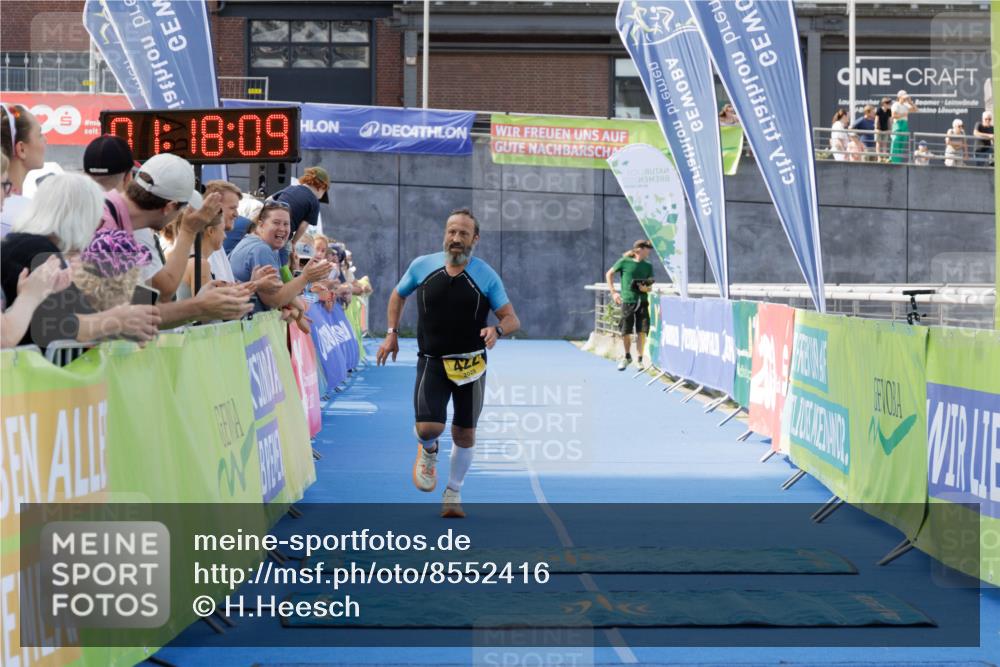 10.08.2025 - GEWOBA Citytriathlon Bremen H.Heesch http://msf.ph/oto/8552416 10.08.2025 11:21:50 Ziel 422 meine-sportfotos.de
