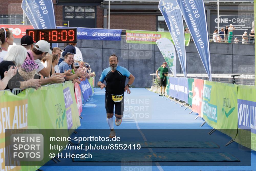 10.08.2025 - GEWOBA Citytriathlon Bremen H.Heesch http://msf.ph/oto/8552419 10.08.2025 11:21:50 Ziel 422 meine-sportfotos.de