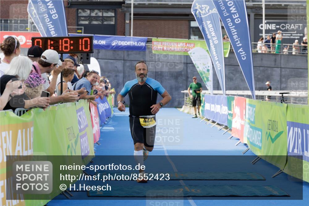 10.08.2025 - GEWOBA Citytriathlon Bremen H.Heesch http://msf.ph/oto/8552423 10.08.2025 11:21:51 Ziel 422 meine-sportfotos.de