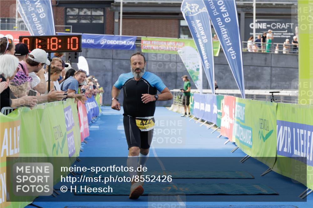 10.08.2025 - GEWOBA Citytriathlon Bremen H.Heesch http://msf.ph/oto/8552426 10.08.2025 11:21:52 Ziel 422 meine-sportfotos.de