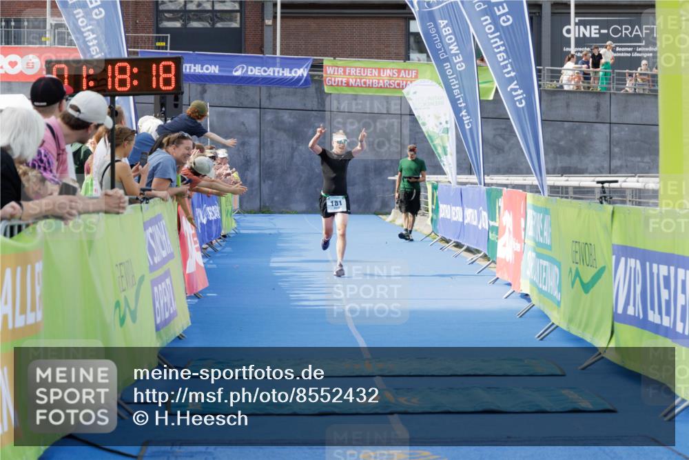 10.08.2025 - GEWOBA Citytriathlon Bremen H.Heesch http://msf.ph/oto/8552432 10.08.2025 11:22:00 Ziel 181 meine-sportfotos.de