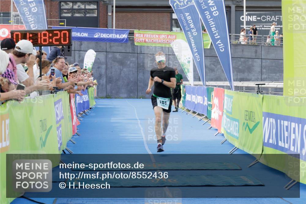10.08.2025 - GEWOBA Citytriathlon Bremen H.Heesch http://msf.ph/oto/8552436 10.08.2025 11:22:02 Ziel 181 meine-sportfotos.de