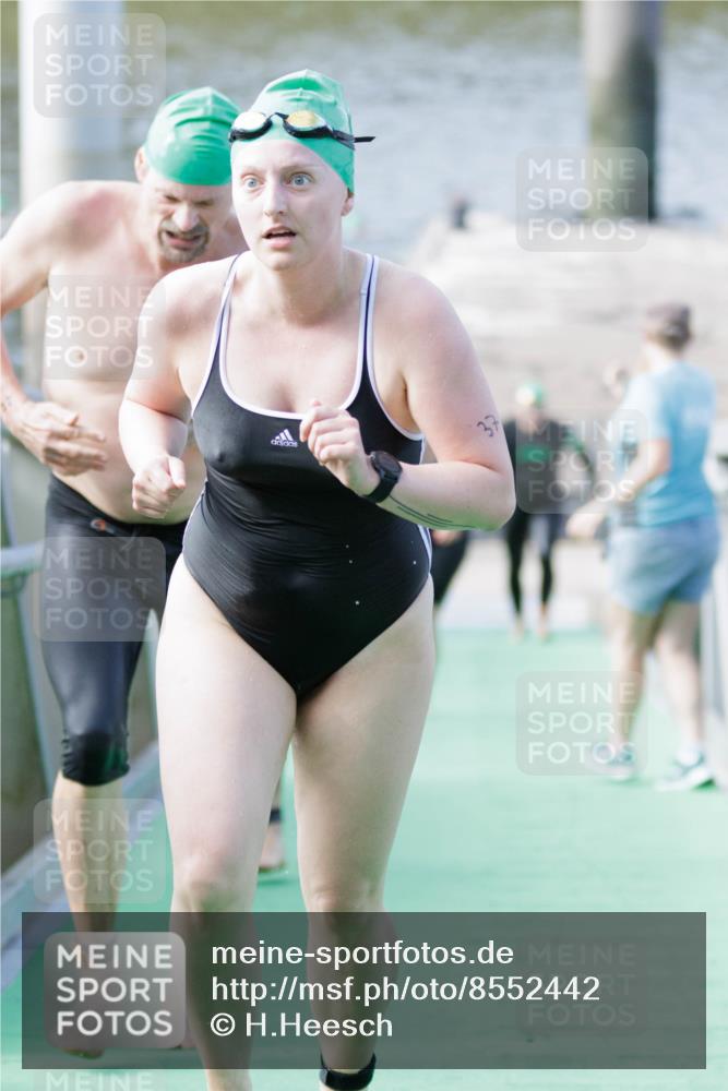 10.08.2025 - GEWOBA Citytriathlon Bremen H.Heesch http://msf.ph/oto/8552442 10.08.2025 10:29:03 Schwimmen 11, 37, 39, 77, 79, 167, 177, 195 meine-sportfotos.de