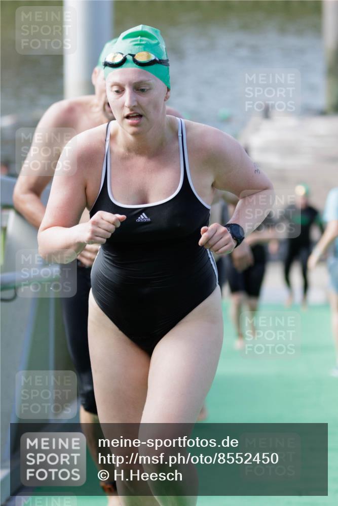 10.08.2025 - GEWOBA Citytriathlon Bremen H.Heesch http://msf.ph/oto/8552450 10.08.2025 10:29:03 Schwimmen 11, 37, 39, 77, 79, 167, 177, 195 meine-sportfotos.de