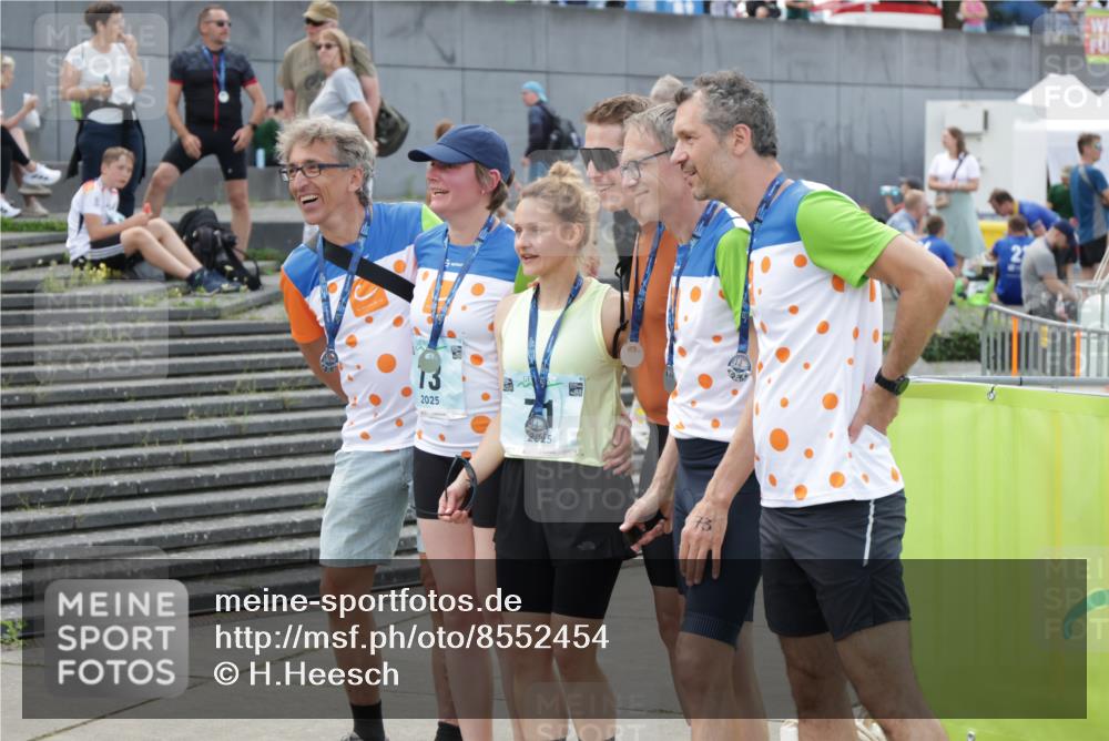 10.08.2025 - GEWOBA Citytriathlon Bremen H.Heesch http://msf.ph/oto/8552454 10.08.2025 12:10:03 Ziel  meine-sportfotos.de