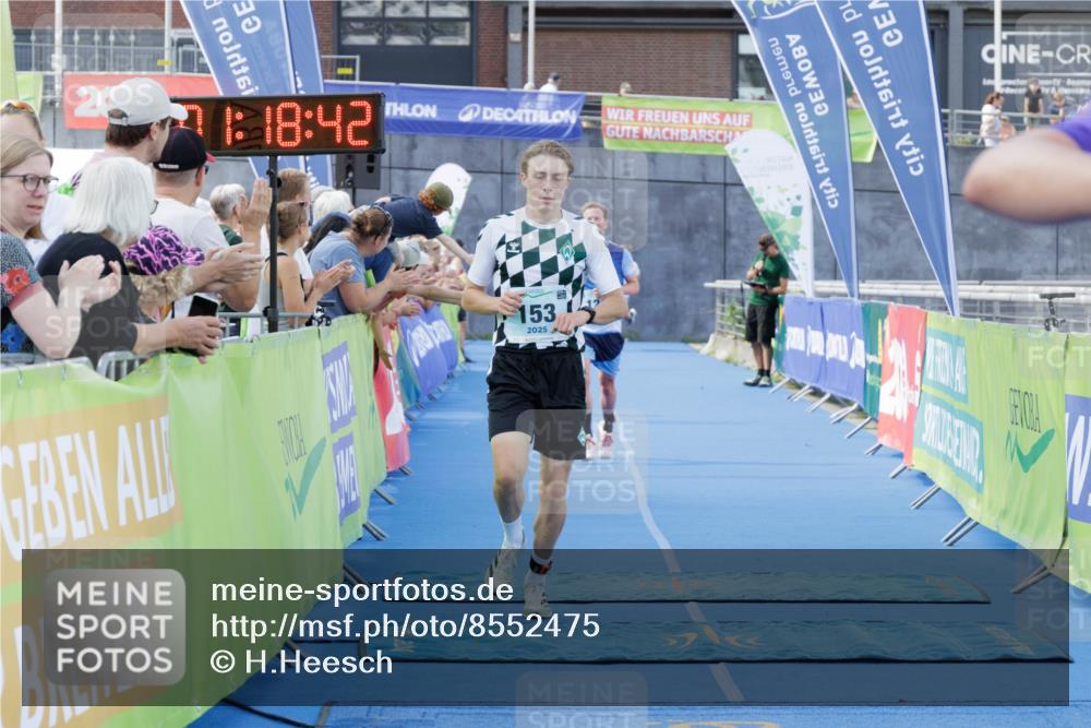 10.08.2025 - GEWOBA Citytriathlon Bremen H.Heesch http://msf.ph/oto/8552475 10.08.2025 11:22:24 Ziel 121, 153, 376 meine-sportfotos.de