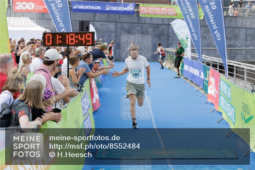 10.08.2025 - GEWOBA Citytriathlon Bremen H.Heesch http://msf.ph/oto/8552484 10.08.2025 11:22:30 Ziel 121, 151, 153 meine-sportfotos.de