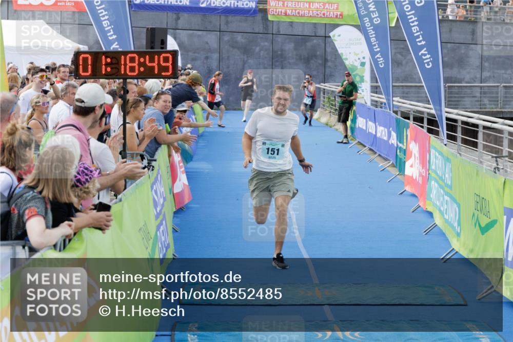 10.08.2025 - GEWOBA Citytriathlon Bremen H.Heesch http://msf.ph/oto/8552485 10.08.2025 11:22:31 Ziel 121, 151, 153 meine-sportfotos.de