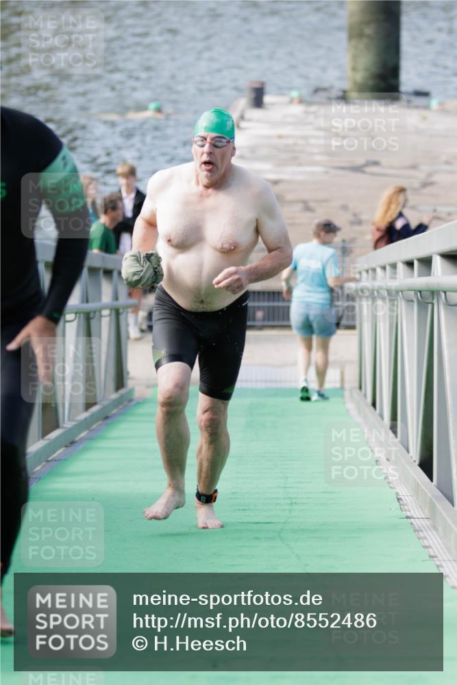 10.08.2025 - GEWOBA Citytriathlon Bremen H.Heesch http://msf.ph/oto/8552486 10.08.2025 10:29:15 Schwimmen 125, 167 meine-sportfotos.de