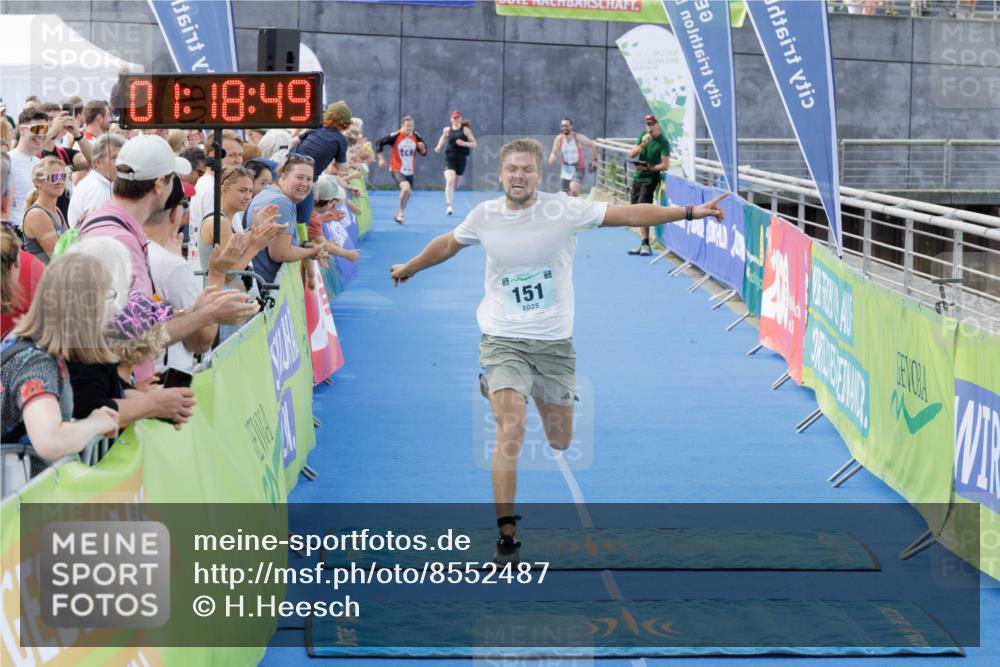 10.08.2025 - GEWOBA Citytriathlon Bremen H.Heesch http://msf.ph/oto/8552487 10.08.2025 11:22:31 Ziel 121, 151, 153 meine-sportfotos.de