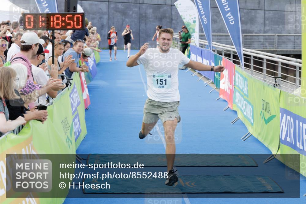 10.08.2025 - GEWOBA Citytriathlon Bremen H.Heesch http://msf.ph/oto/8552488 10.08.2025 11:22:31 Ziel 121, 151, 153 meine-sportfotos.de