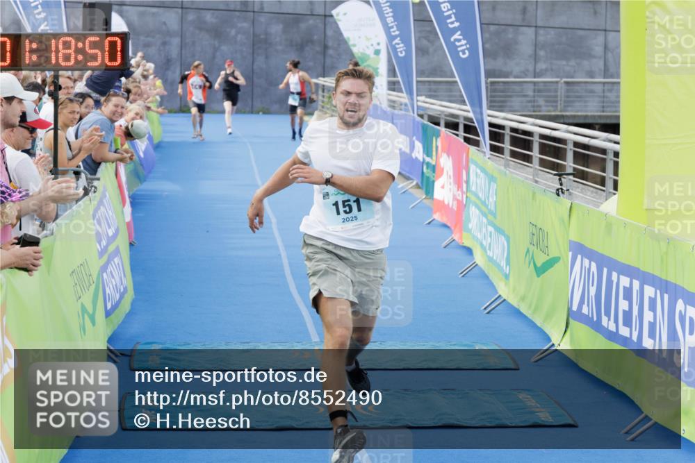 10.08.2025 - GEWOBA Citytriathlon Bremen H.Heesch http://msf.ph/oto/8552490 10.08.2025 11:22:32 Ziel 121, 151 meine-sportfotos.de