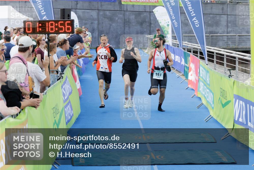 10.08.2025 - GEWOBA Citytriathlon Bremen H.Heesch http://msf.ph/oto/8552491 10.08.2025 11:22:37 Ziel 151, 161 meine-sportfotos.de