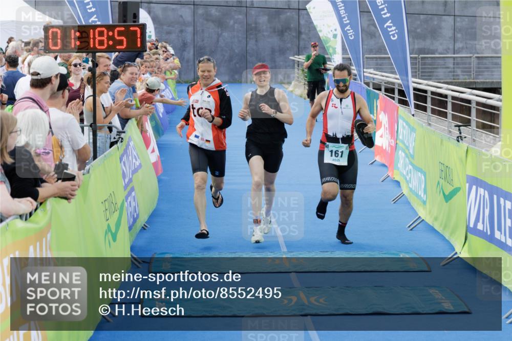 10.08.2025 - GEWOBA Citytriathlon Bremen H.Heesch http://msf.ph/oto/8552495 10.08.2025 11:22:38 Ziel 151, 161 meine-sportfotos.de