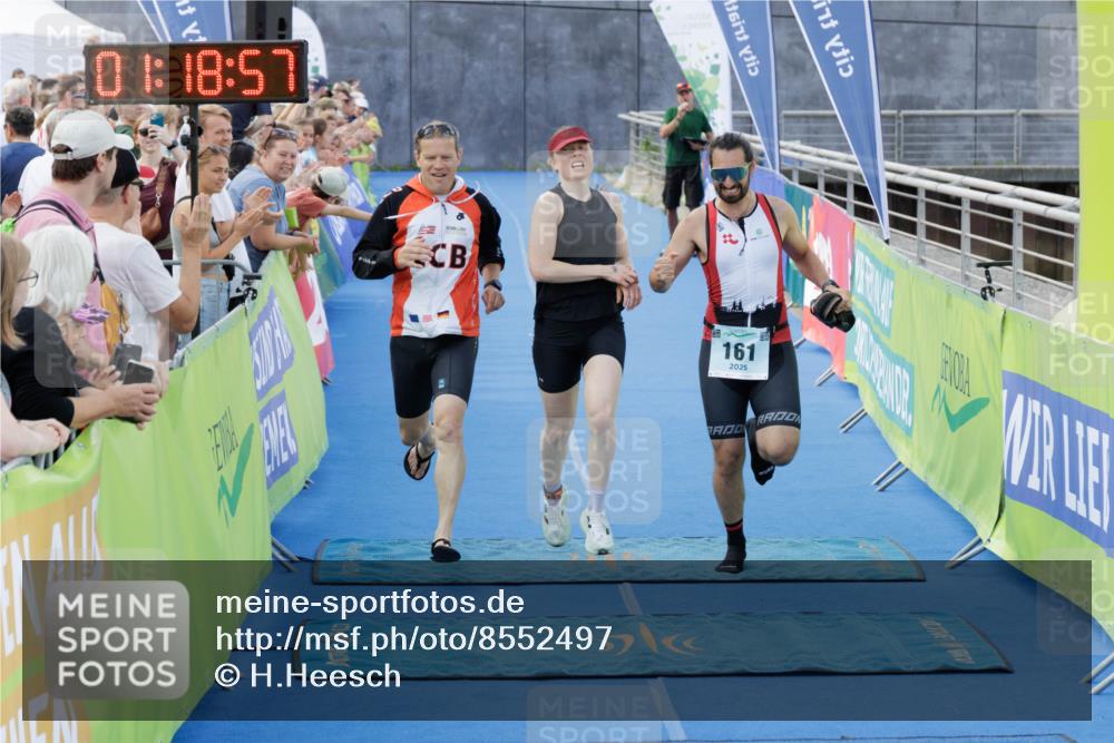 10.08.2025 - GEWOBA Citytriathlon Bremen H.Heesch http://msf.ph/oto/8552497 10.08.2025 11:22:38 Ziel 151, 161 meine-sportfotos.de