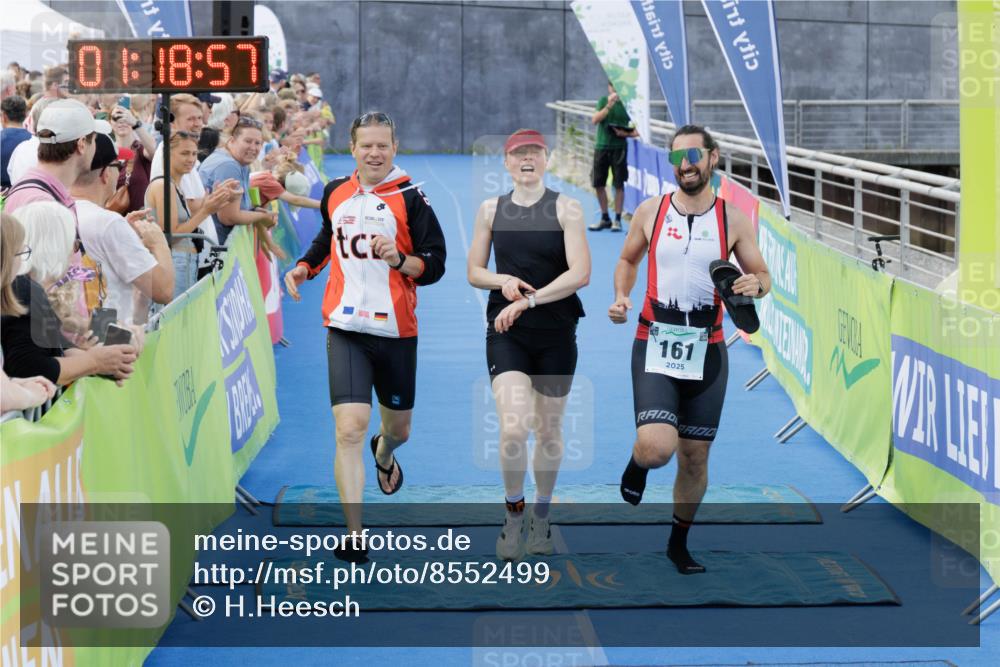 10.08.2025 - GEWOBA Citytriathlon Bremen H.Heesch http://msf.ph/oto/8552499 10.08.2025 11:22:39 Ziel 151, 161 meine-sportfotos.de