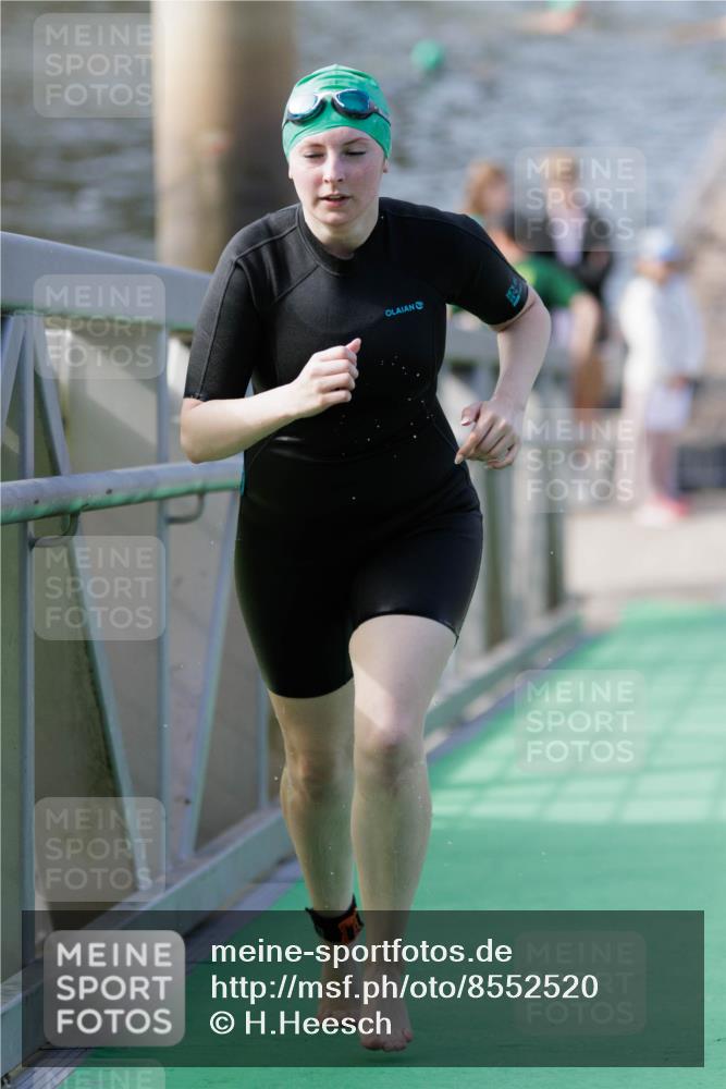 10.08.2025 - GEWOBA Citytriathlon Bremen H.Heesch http://msf.ph/oto/8552520 10.08.2025 10:29:29 Schwimmen 17, 73 meine-sportfotos.de