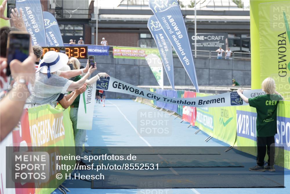 10.08.2025 - GEWOBA Citytriathlon Bremen H.Heesch http://msf.ph/oto/8552531 10.08.2025 13:17:14 Ziel  meine-sportfotos.de