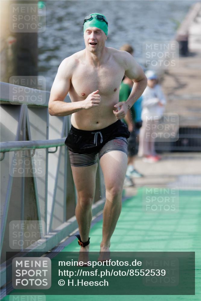 10.08.2025 - GEWOBA Citytriathlon Bremen H.Heesch http://msf.ph/oto/8552539 10.08.2025 10:29:40 Schwimmen 15 meine-sportfotos.de