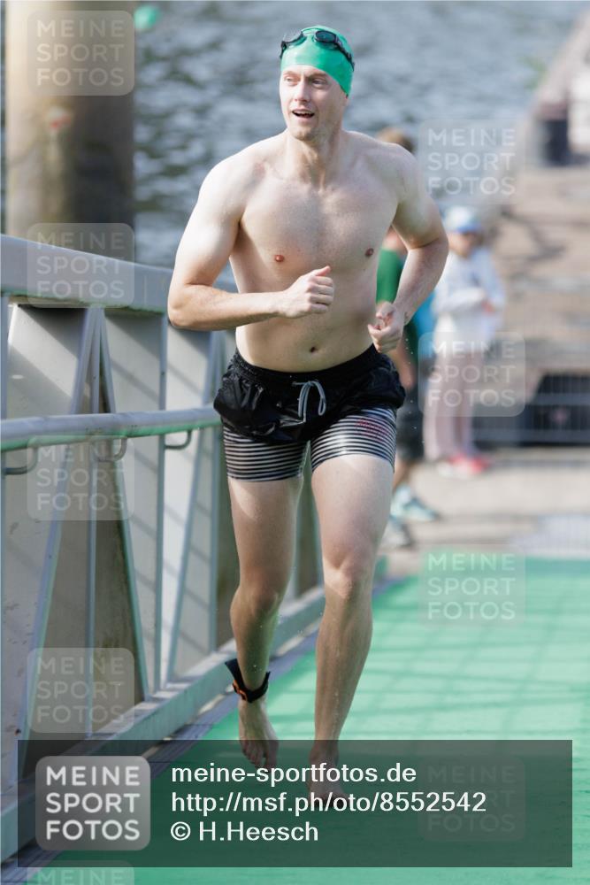 10.08.2025 - GEWOBA Citytriathlon Bremen H.Heesch http://msf.ph/oto/8552542 10.08.2025 10:29:40 Schwimmen 15 meine-sportfotos.de